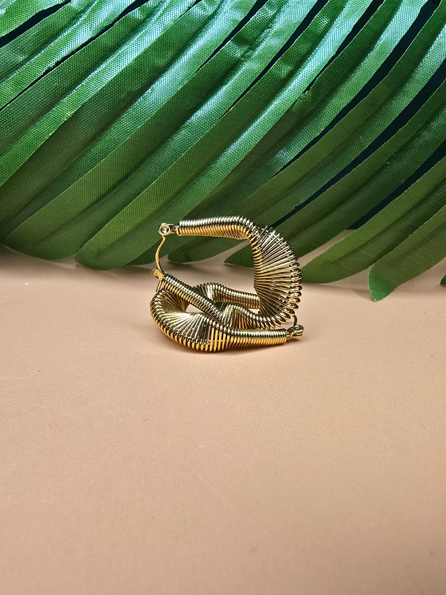 Pendientes de aro de acero inoxidable con espiral retorcida y baño de oro