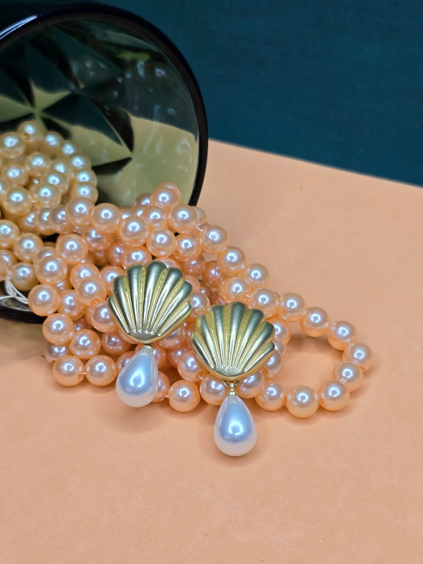 Pendiente colgante de perla con concha esmerilada en plata de ley