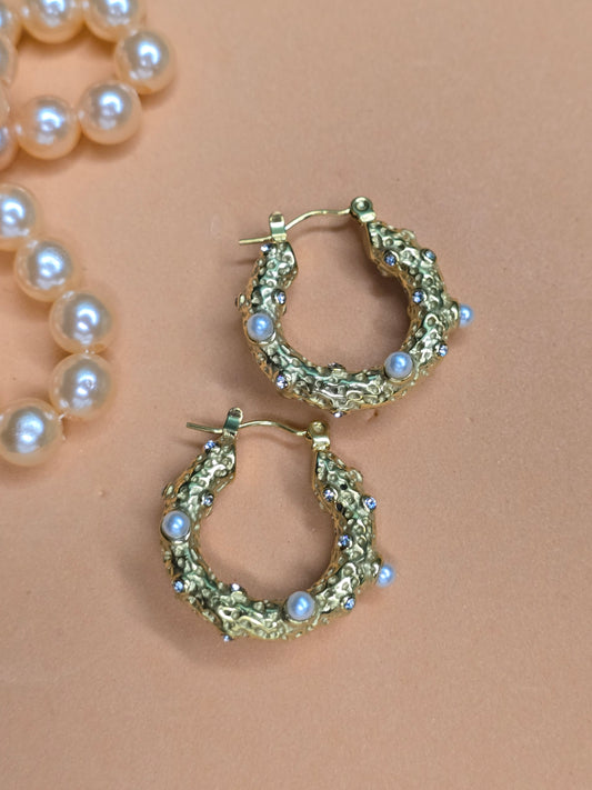 Abrazo dorado: pendientes de aro de acero inoxidable bañados en oro con perlas y circonitas