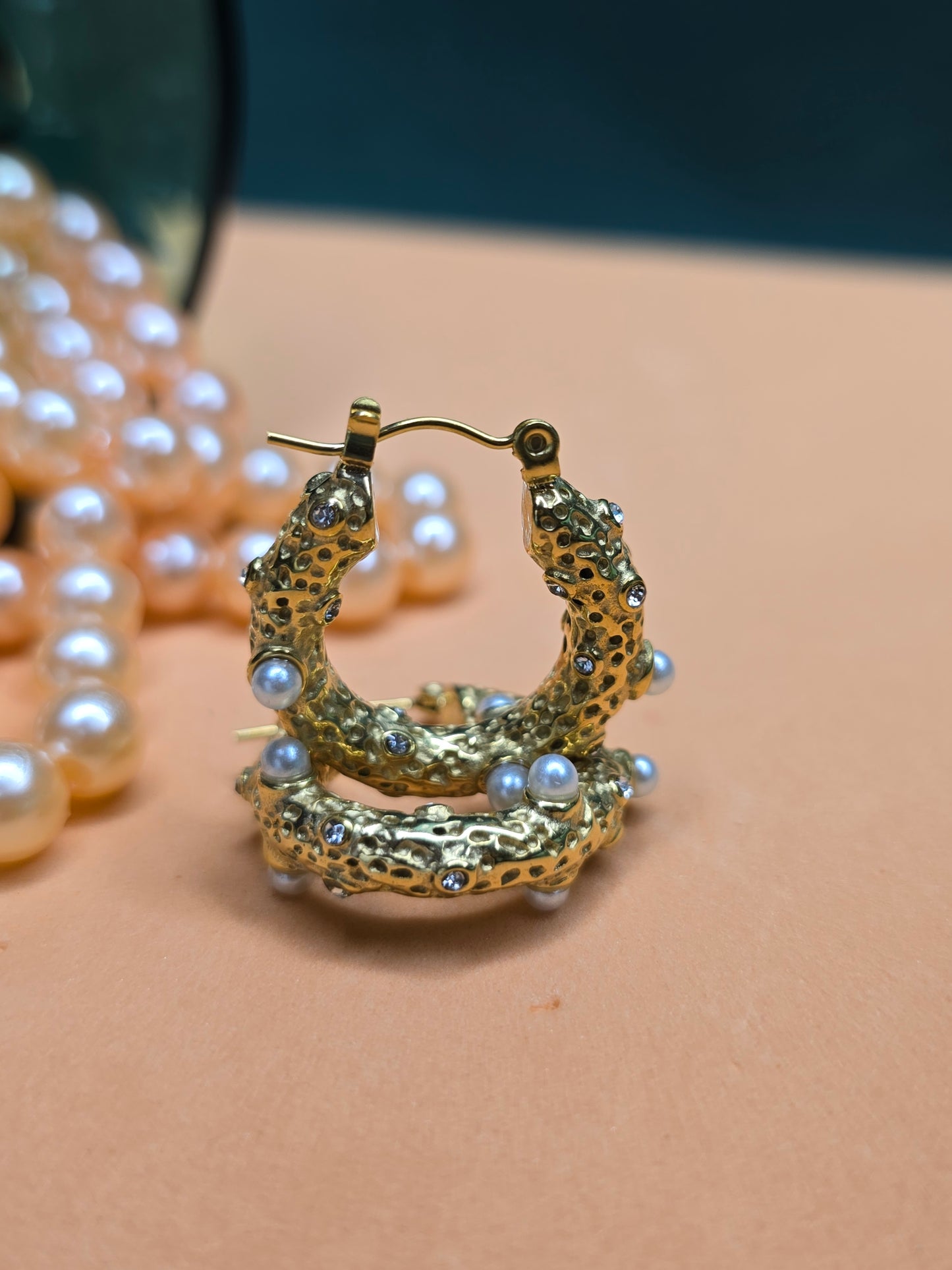 Abrazo dorado: pendientes de aro de acero inoxidable bañados en oro con perlas y circonitas