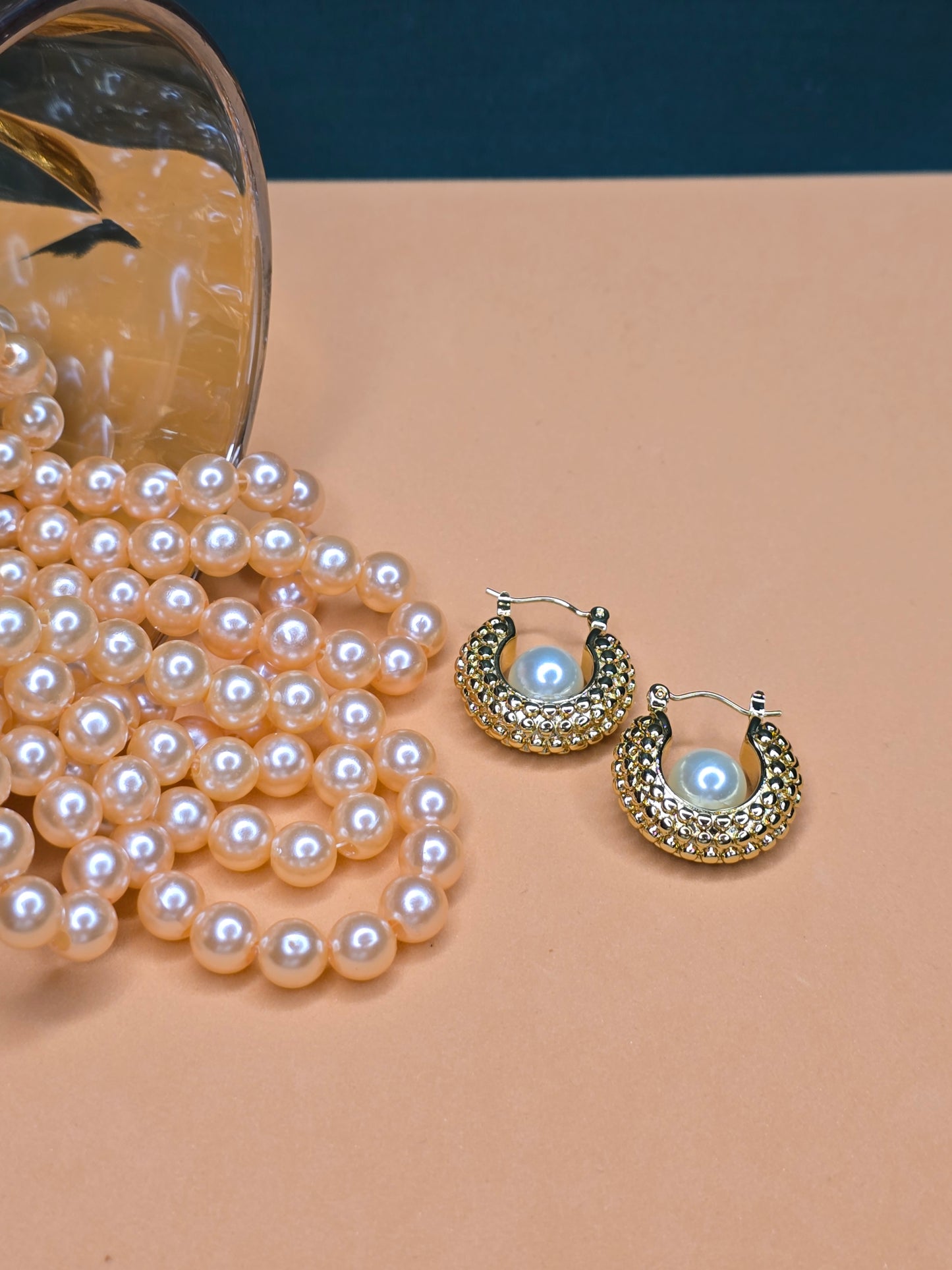 Pendientes de aro de acero inoxidable en tono dorado y perla de elegancia moderna