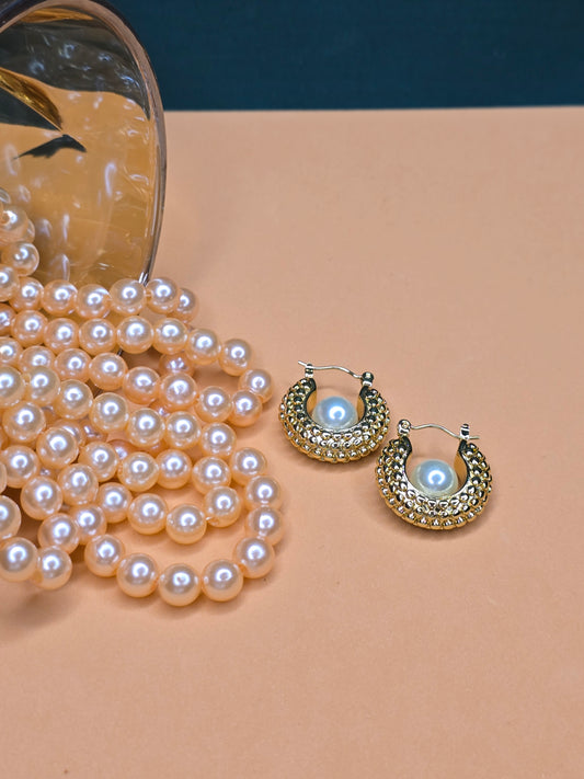 Pendientes de aro de acero inoxidable en tono dorado y perla de elegancia moderna