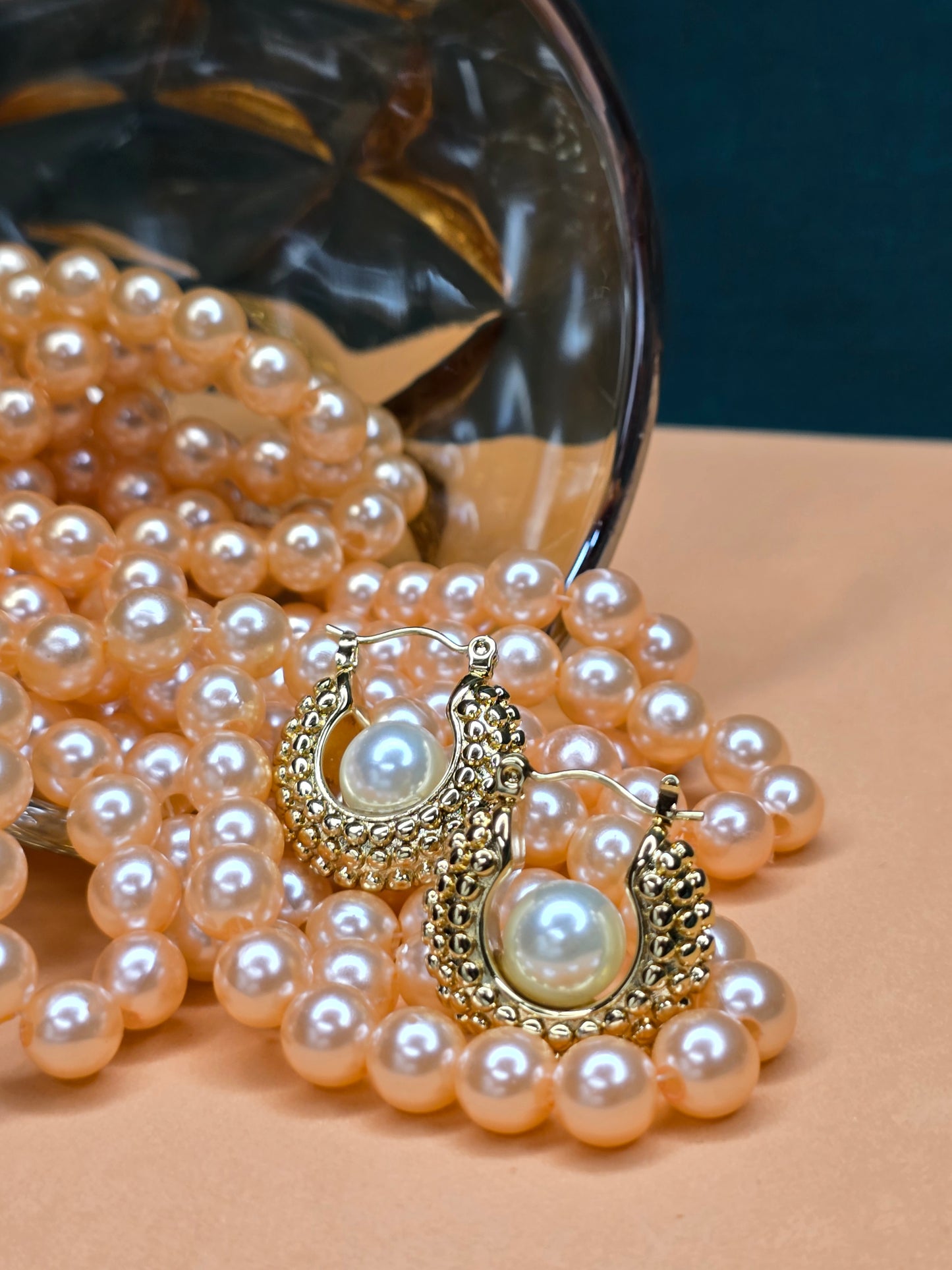 Pendientes de aro de acero inoxidable en tono dorado y perla de elegancia moderna