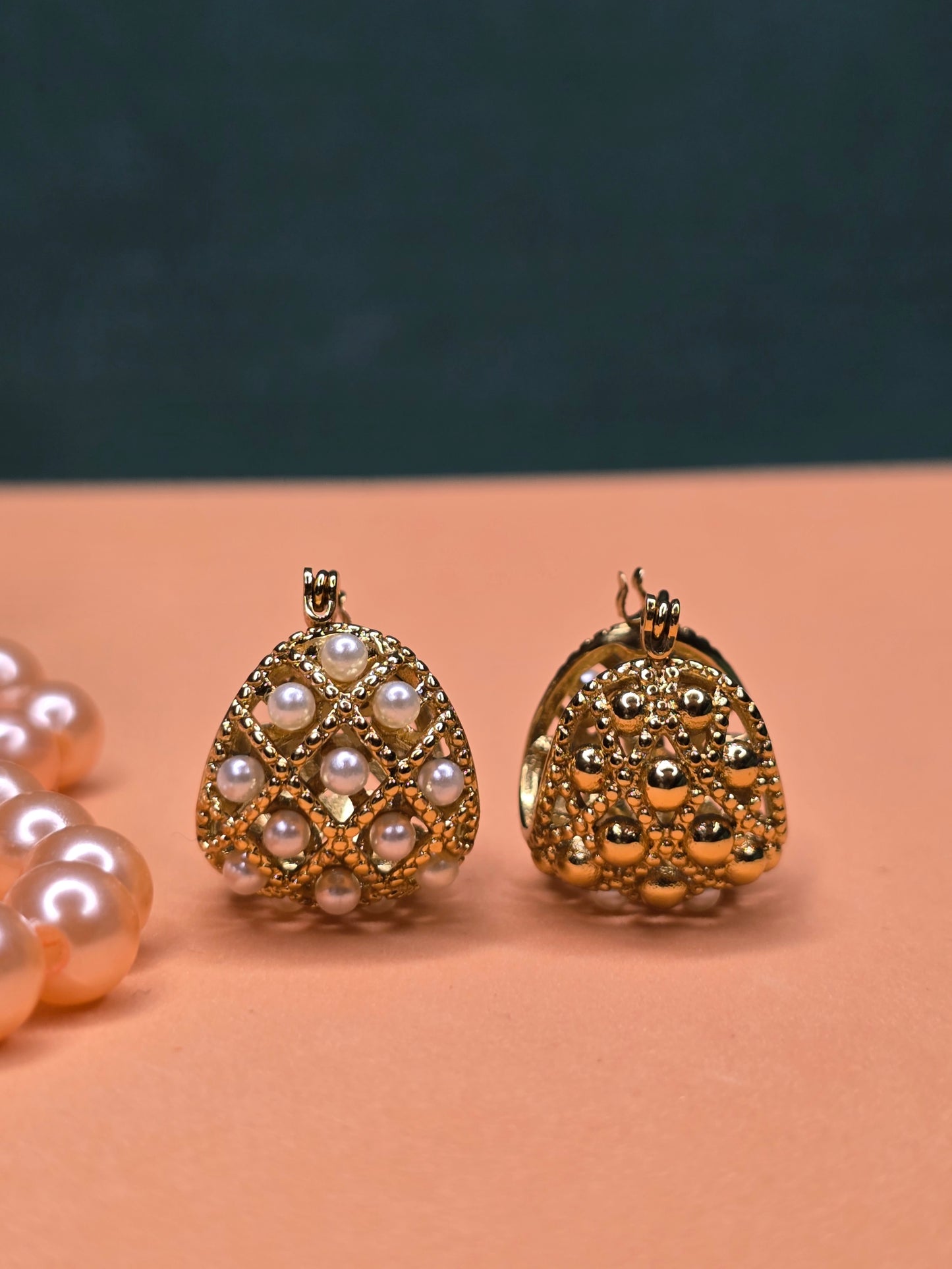 Resplandor dorado: pendientes de acero inoxidable con corona de perla