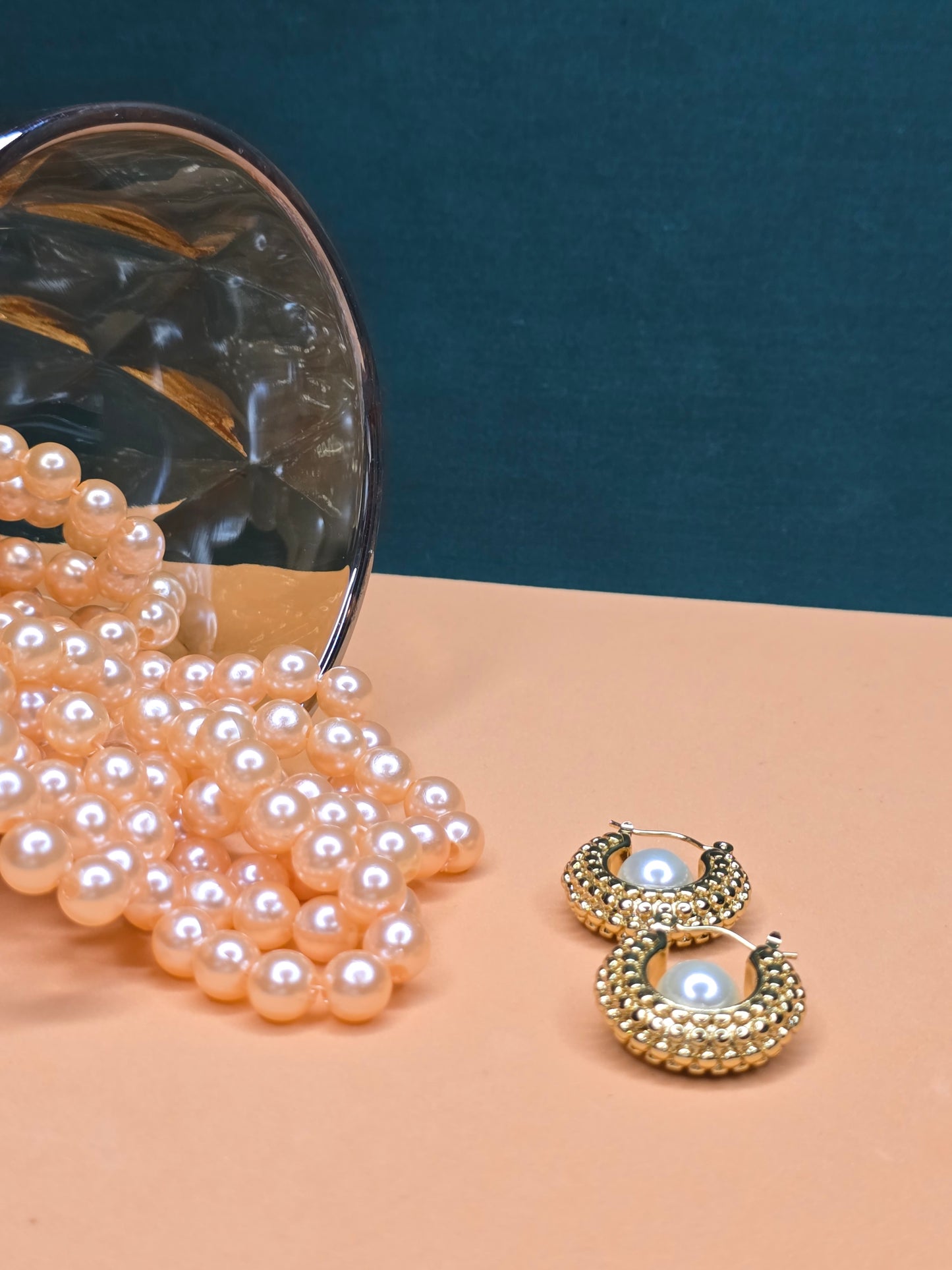 Pendientes de aro de acero inoxidable en tono dorado y perla de elegancia moderna