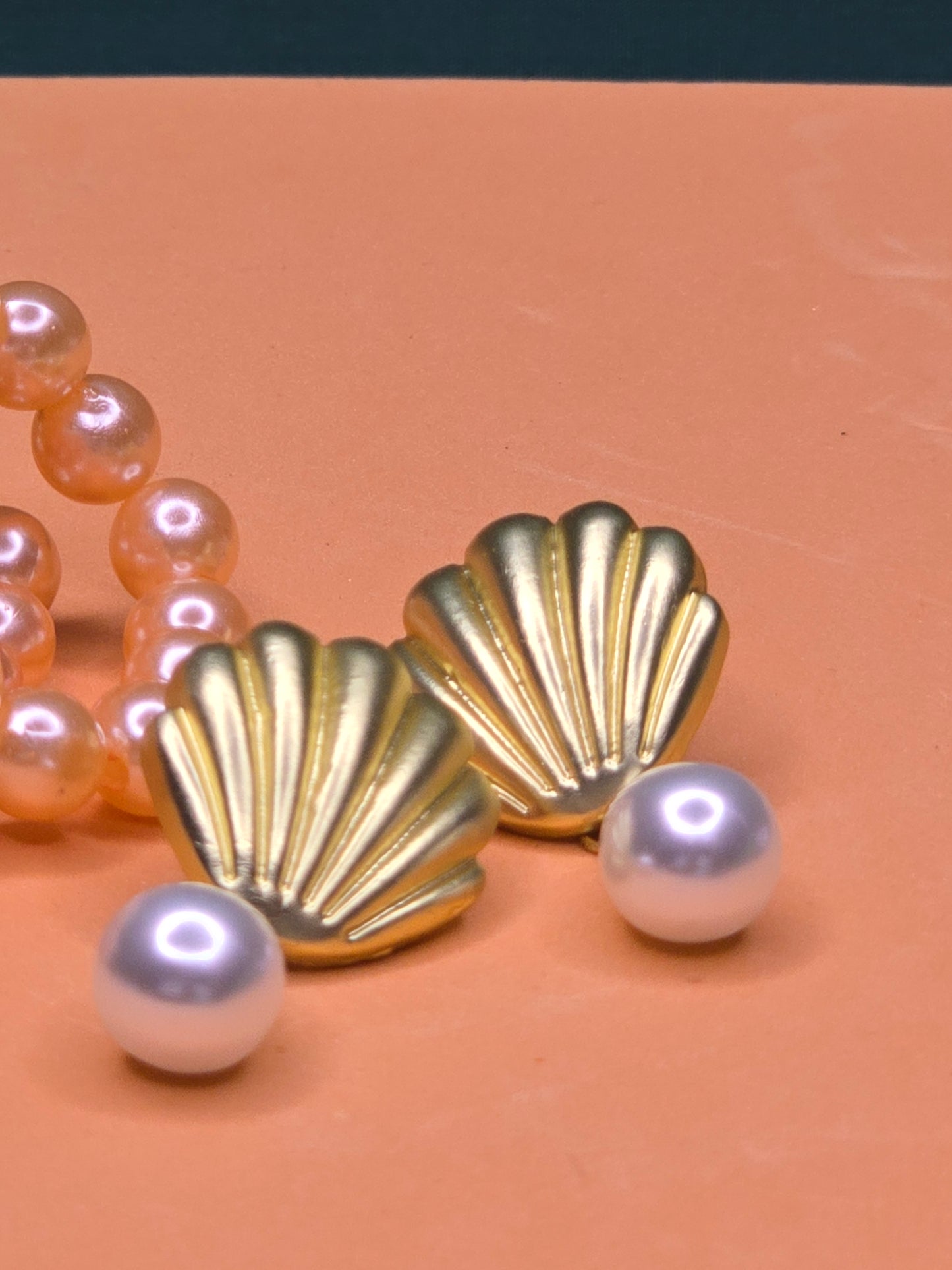 Pendiente colgante de perla con concha esmerilada en plata de ley