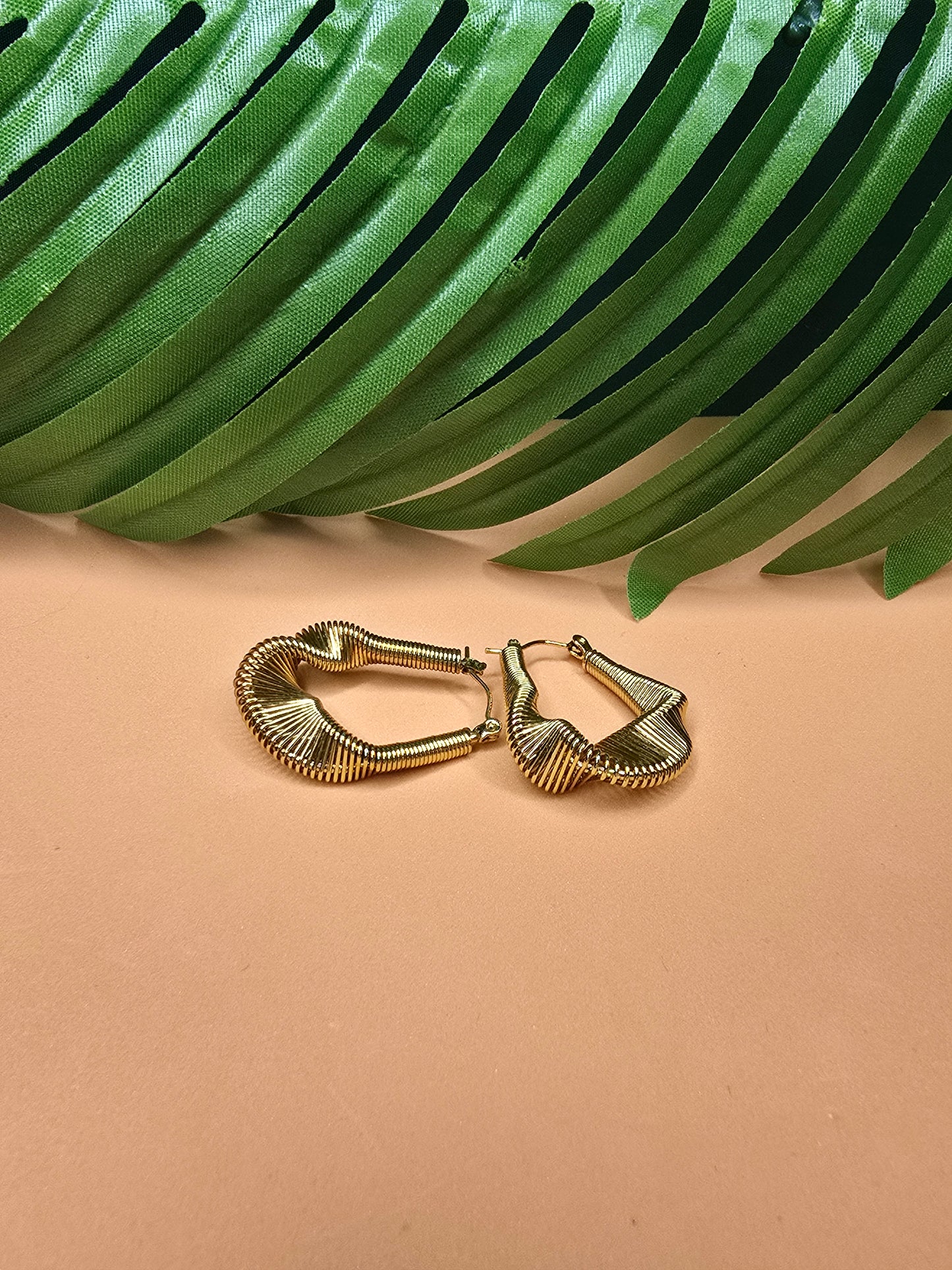 Pendientes de aro de acero inoxidable con espiral retorcida y baño de oro