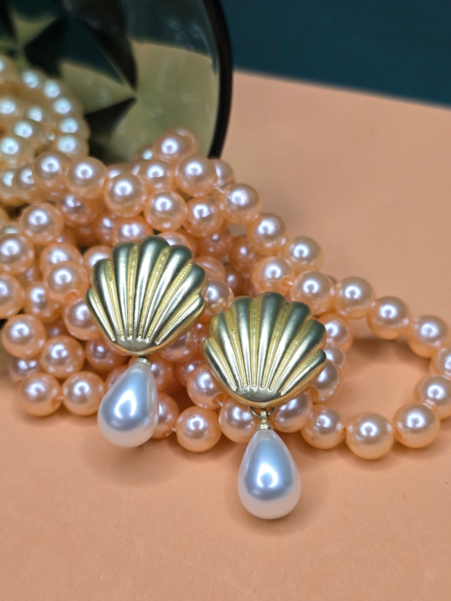 Pendiente colgante de perla con concha esmerilada en plata de ley