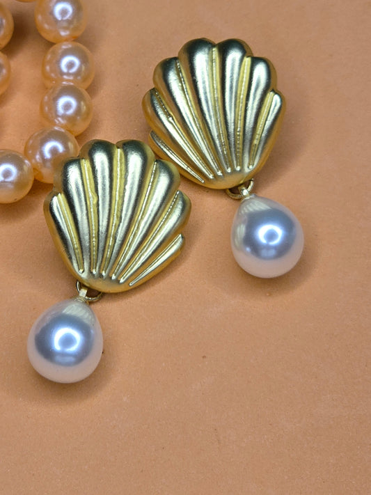 Pendiente colgante de perla con concha esmerilada en plata de ley