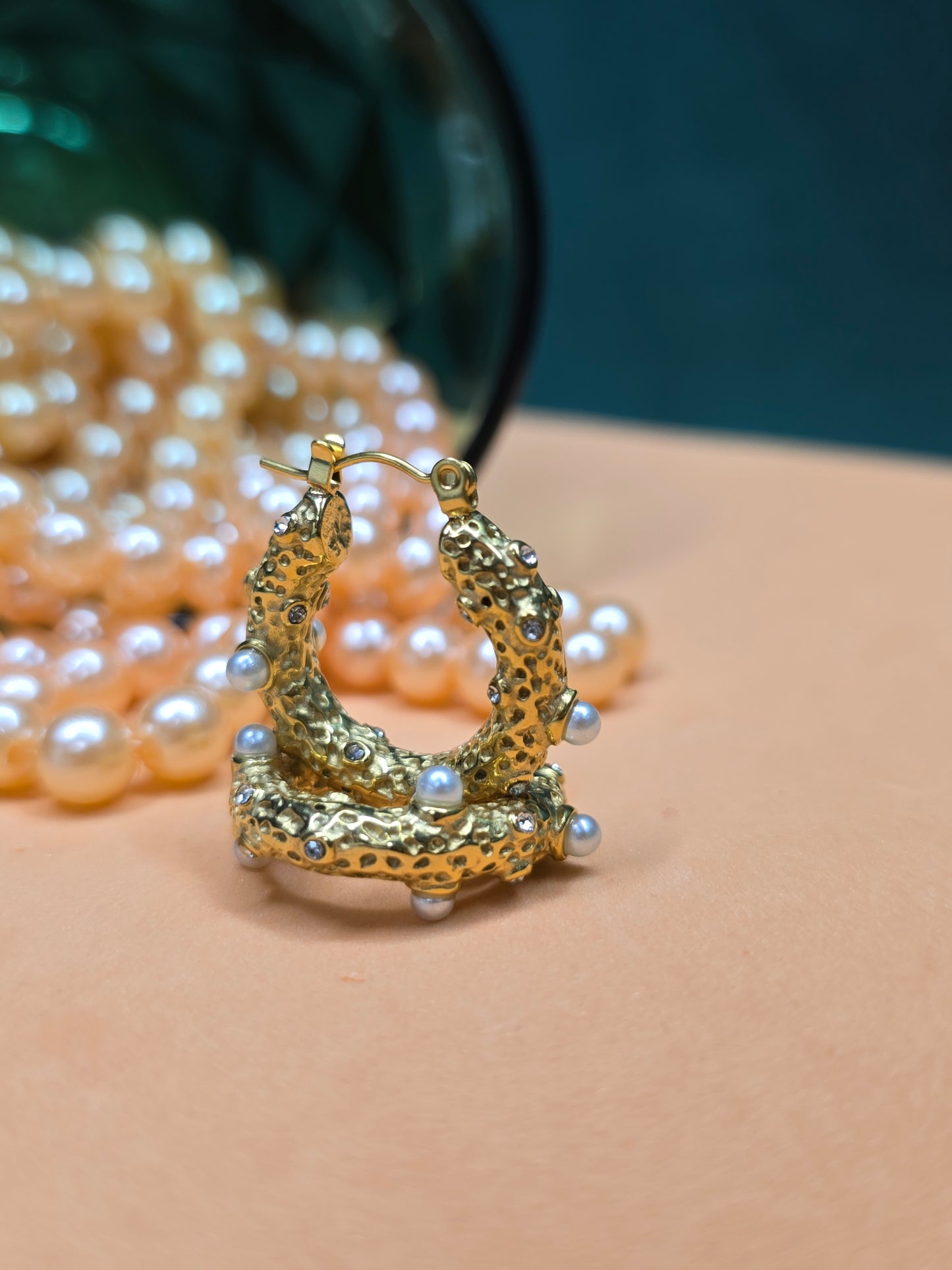 Abrazo dorado: pendientes de aro de acero inoxidable bañados en oro con perlas y circonitas