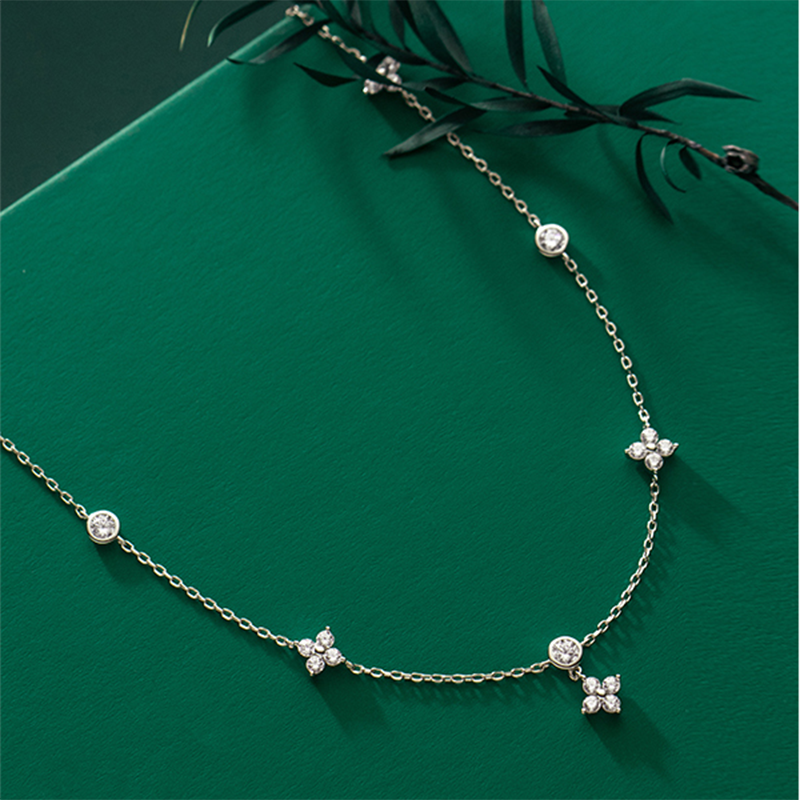 Vintage Style Four Leaf Flower Design Necklace with Pearls and Zircons made with 925 Sterling Silver