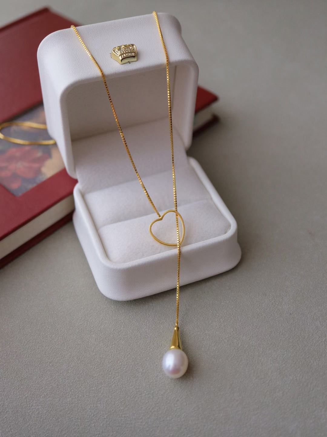 Delicate natural pearl pendant necklace made with 925 Silver and high quality gold plated